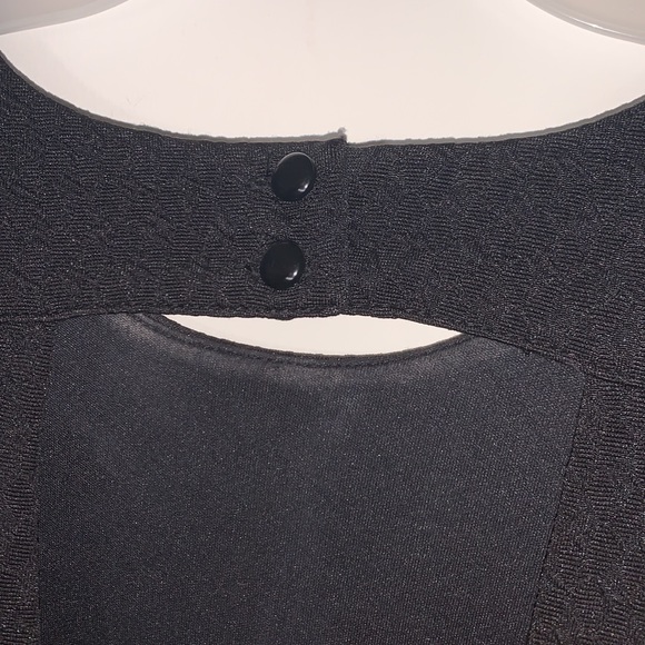 black XL crop top with button back and cut out desgin✨ - Picture 5 of 9